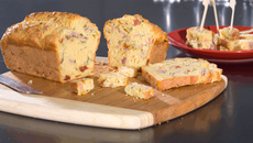 Cake jambon, fromage, tomates confites et cornichon