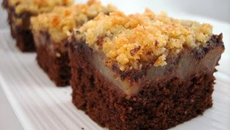 Carrés moelleux choco-poires et ganache, crumble aux amandes