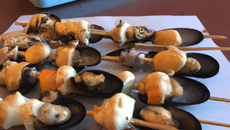 Brochettes de moules lardées