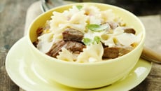 Émincé d'agneau aux pâtes papillon