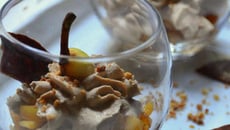 Mousse au Carambar et poires caramélisées au praline