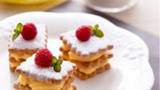 Mille-feuilles de minis petits-beurres à la crème vanillée