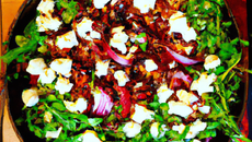 Poêlée de boulgour, oignons rouges, feta et roquette