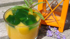 Soupe de pêches jaunes et gelée de verveine