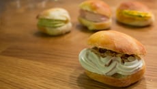 Navette briochée et mousse au Saint Agur et aux noix