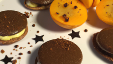 Macarons au chocolat à l'orange confite accompagnés de sa mousse chocolat blanc à la pistache et aux poires.