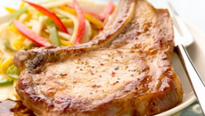 Côte de porc marinée, caramélisée au citron, salade de fenouil et poivrons au balsamique