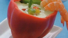Petites soupes glacées aux dés de poivrons maison