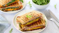 Croque-monsieur au confit d’oignon, cheddar, jambon et roquette