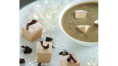 Dés de foie gras aux éclats de chocolat noir et velouté lentilles/foie gras avec ses cubes de Sauternes gélifiés.