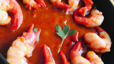 Crevettes sauce rouge