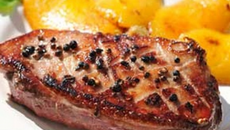 Magret de canard au poivre vert frais