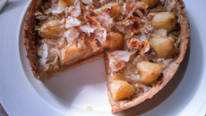 Tarte amandine aux poires sur lit de crème fraîche