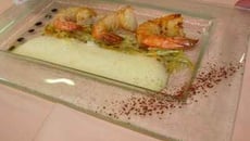 Gambas marinées, julienne de légumes acidulés et écume d'orange