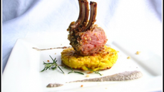 Carré d'agneau en croûte d'herbes, rösti de pommes de terre, sauce champignons