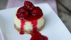 Mini New York cheesecakes avec compotée de framboises