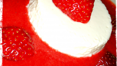 Panna cotta légère et coulis de fraises