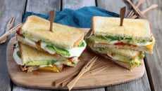 Croque-monsieur au Délice de Poulet Halal Isla Délice, avocat, poivrons et mozzarella