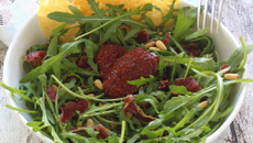 Salade de roquette, parmesan, tomates séchées et pancetta