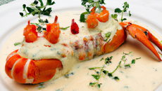 Suprême de volaille fermière farcie aux langoustines, sauce bisque