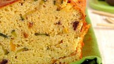 Cake de polenta, amandes & courgettes