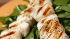 Brochettes de Saint-Jacques aux pétales de Morteau