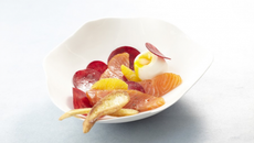 Cœur de saumon de Norvège fumé, œuf mollet et betteraves à l'orange
