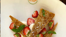 Mille-feuilles, fraises, crème diplomate et basilic