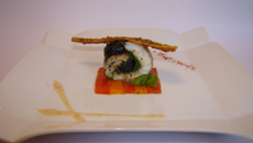 Ballotine de daurade aux épinards et olives noires, poivrons confits aux herbes de Provence, réduction moutardée au piment d'Espelette et poivron rouge, arrête croustillante aux graines de sésame