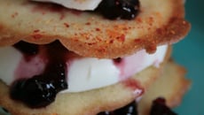 Mille-feuille de panna cotta d'ossau-iraty et confiture de cerises noires