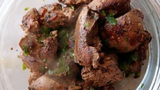 Foies de volailles pochés au thé fumé