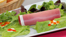 Mousseline de légumes au jambon de bayonne et sa salade d'herbe