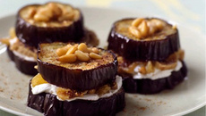 Sandwichs d'aubergines au Philadelphia, aux pignons et aux raisins secs