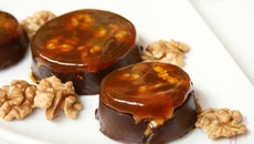 Palet de chocolat à l'orange, au caramel de noix et curcuma