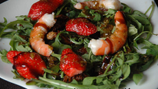 Salade de fraises, crevettes et roquette, sauce olive, balsamique et pistache