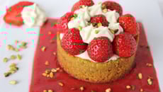 Sablé breton sur sa soupe de fraises Andros, crème et chantilly à la pistache