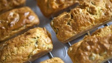 Cake aux olives et aux herbes