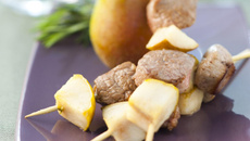 Brochettes d'agneau à la poire caramélisée