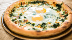 Pizza à la roquette, fromage et œufs