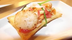 Feuileté Saint-Jacques sur légumes crus/cuits