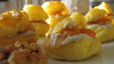 Petits choux farcis à la crème de roquefort, noix et saumon fumé