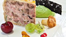 Pâté en croûte de canard et olives noires confites