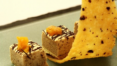Marschmallow praliné au foie gras et chocolat noir, confit d'orange et dentelles
