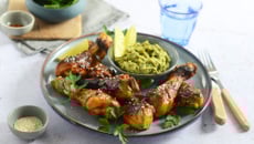 Pilons de poulet caramélisés et crème d’avocat