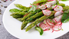 Salade d'asperges, radis et pousses de betterave