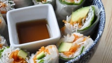 Rouleaux de printemps avocat crevettes