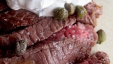 Bœuf grillé, crème au raifort et aux câpres