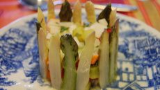 Charlotte d'asperges et surimi au basilic, vinaigrette à l'orange