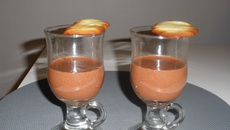 Mousse au chocolat et sa langue de chat