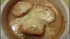 Soupe à l'oignon gratinée